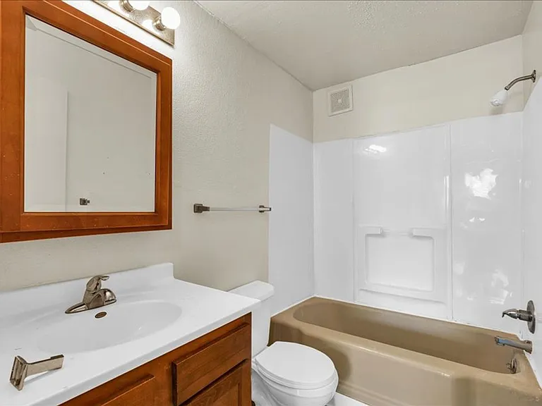 2213 Peirce Ave — Photo 17