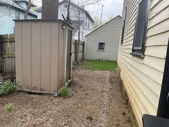 5th image of 810 Elmwood St
