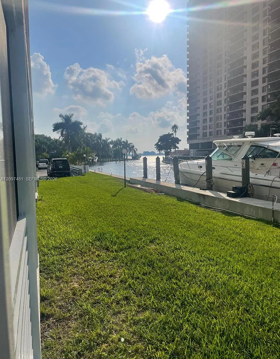 Bahia Vista Condo — Photo 2