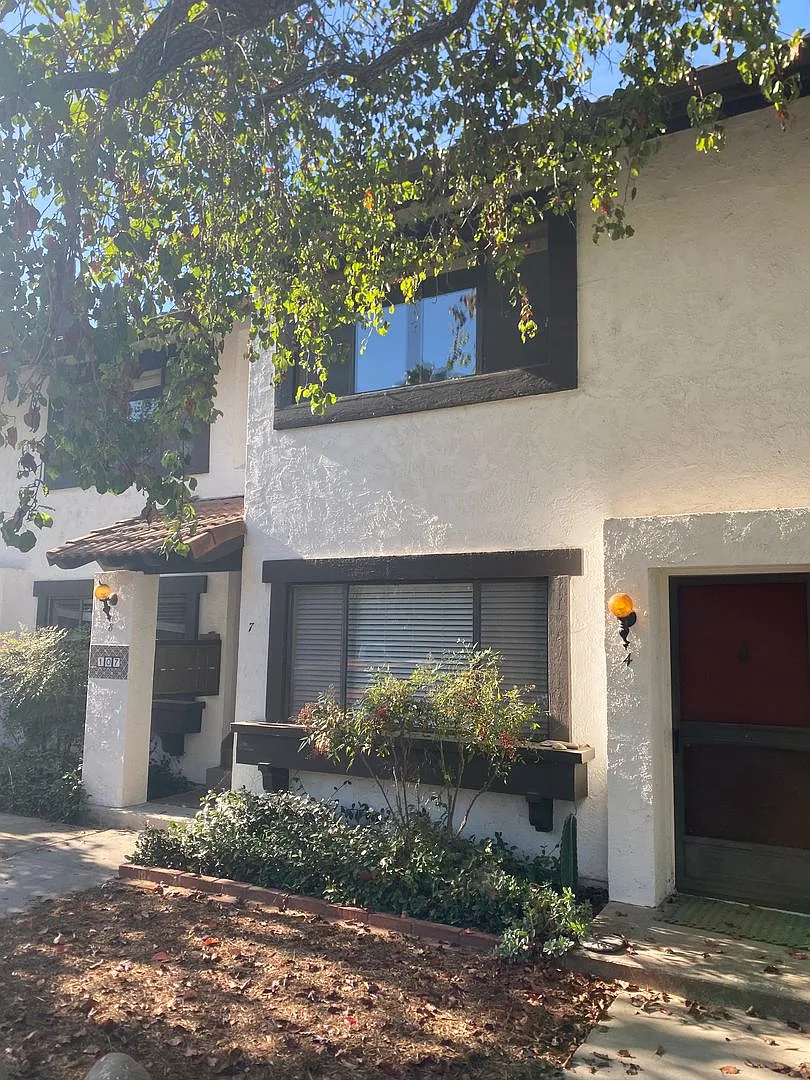 107 W Oak street — Photo 1