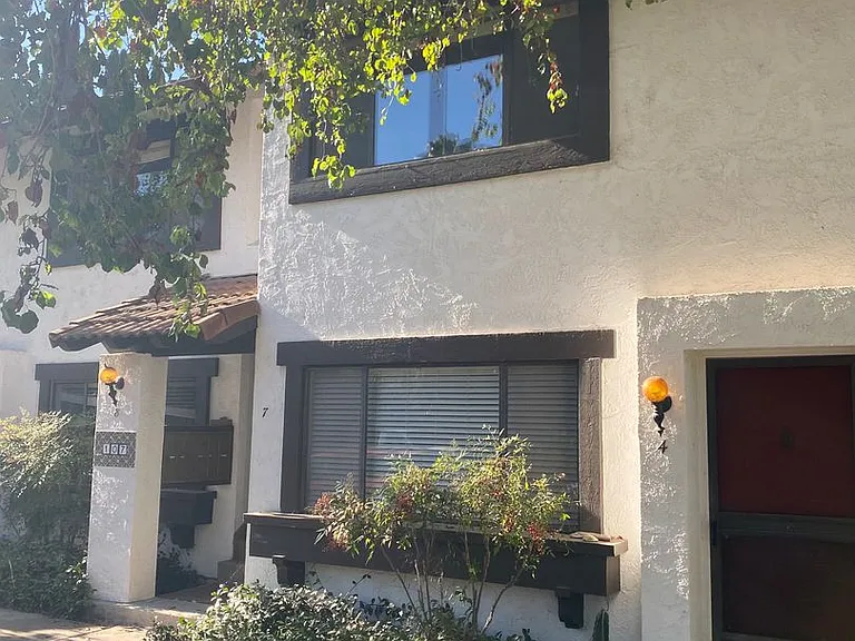 107 W Oak street — Photo 1