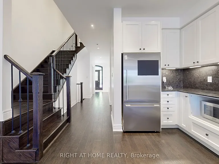 31 Lady Evelyn Cres — Photo 22