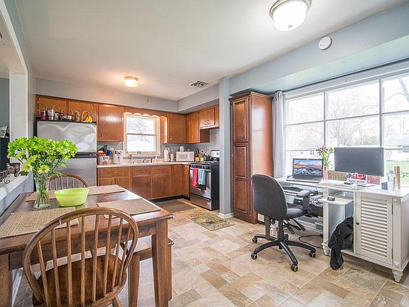 3rd image of 615 Oak Dr
