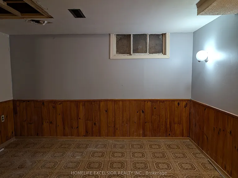 1478 Simcoe St N — Photo 32
