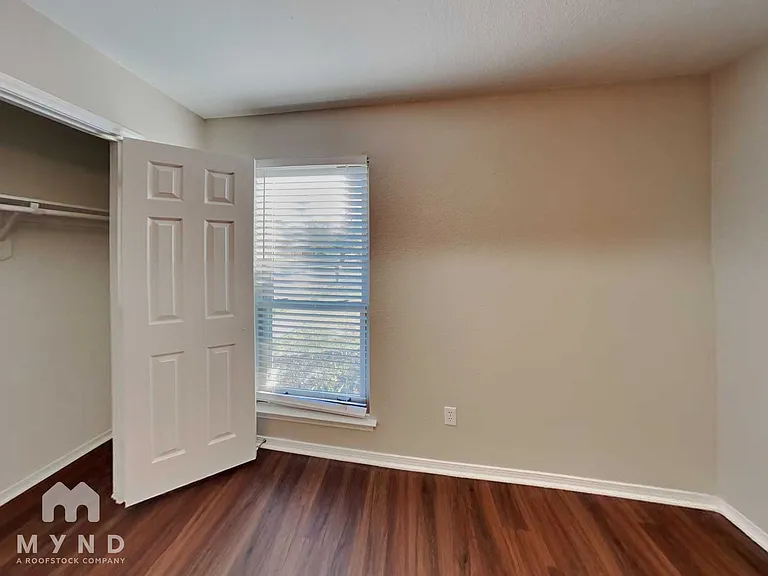 461 NW Charlyne Dr — Photo 13