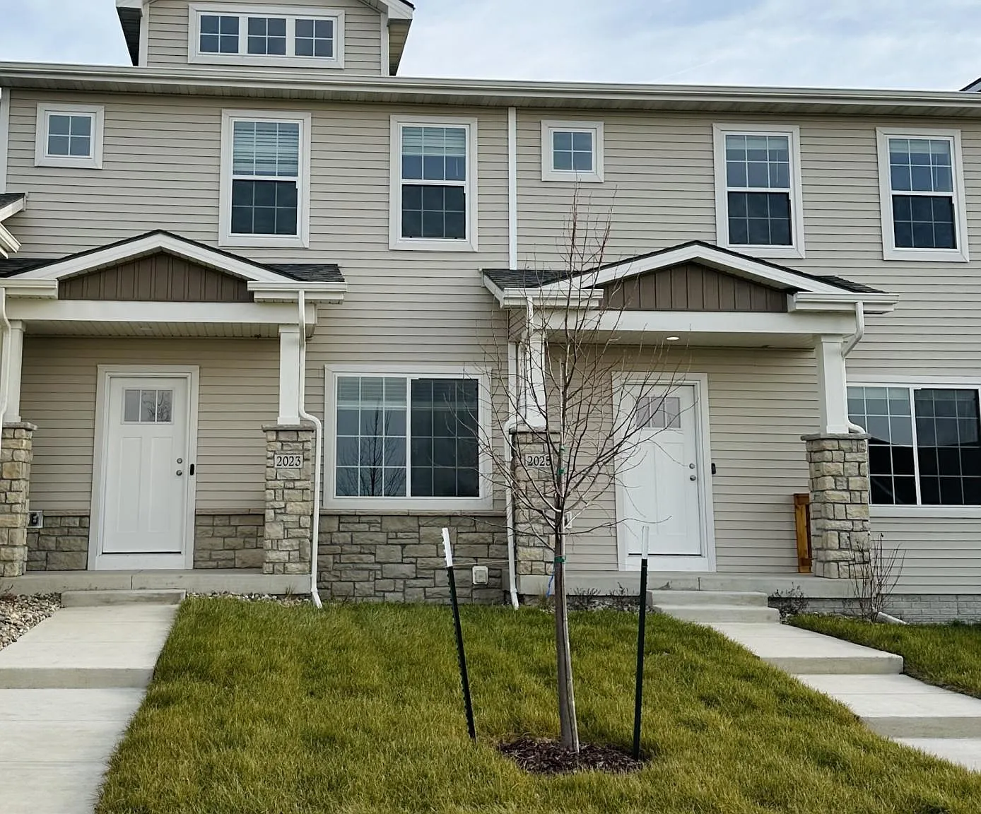 4 bed, 3.5 bath, 1832 sqft, $2,300 — Photo 1