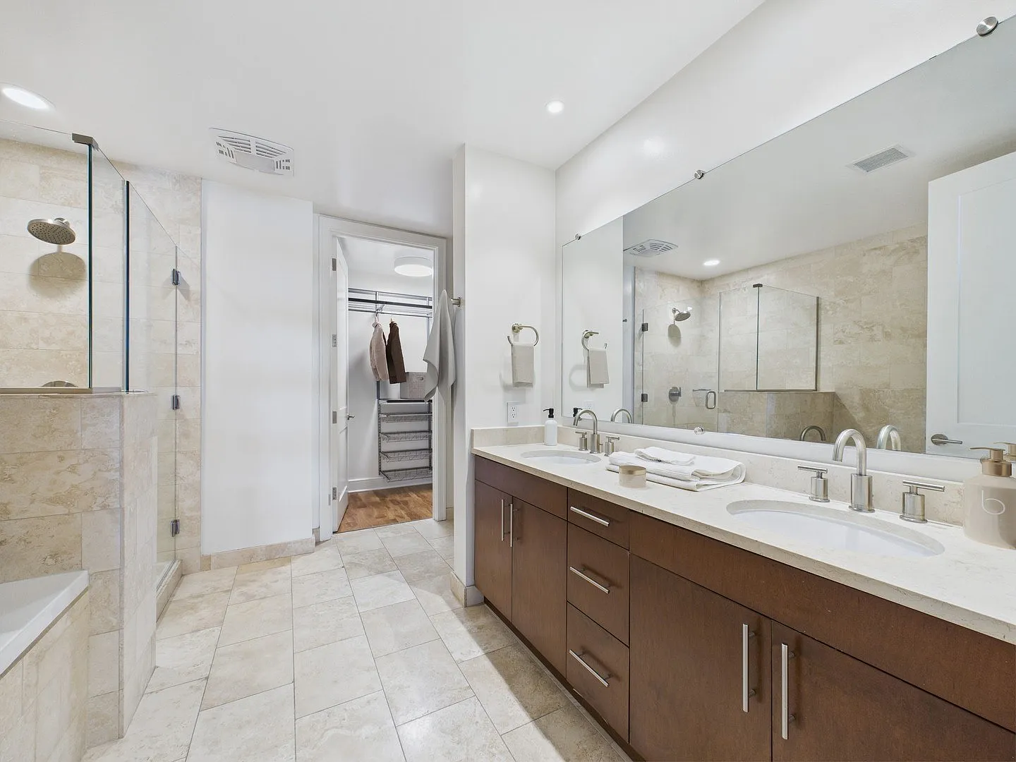 Wilshire Victoria Westwood Apartments — Photo 3
