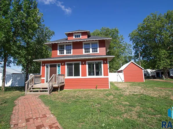 360 N Cedar Ave, Parker, SD 57053
