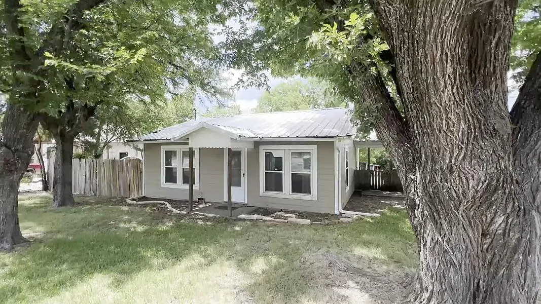 2104 S Oak Ave — Photo 1