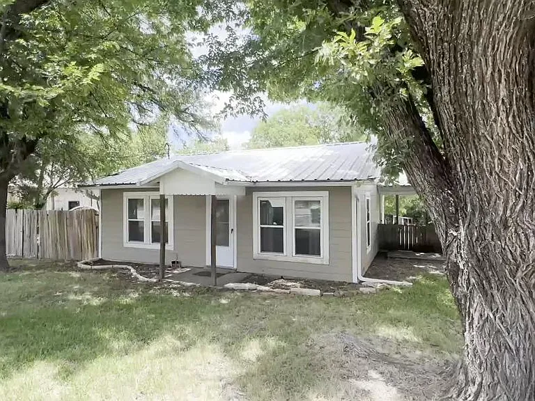 2104 S Oak Ave — Photo 1