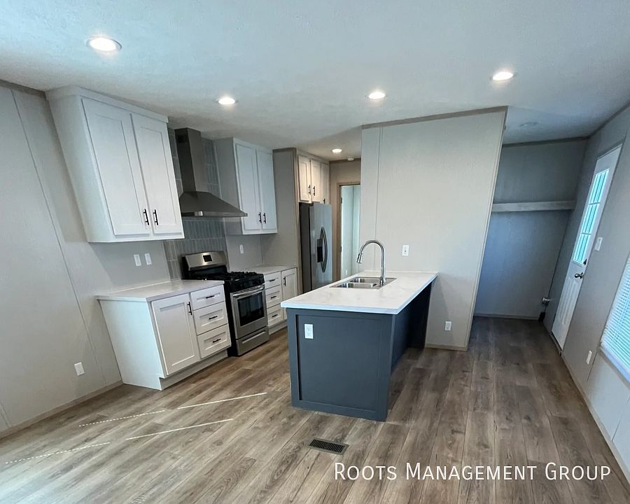 1st image of 700 E 6th St #112