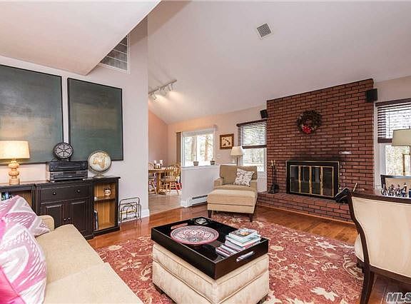 3rd image of 24 Hills Park Ln
