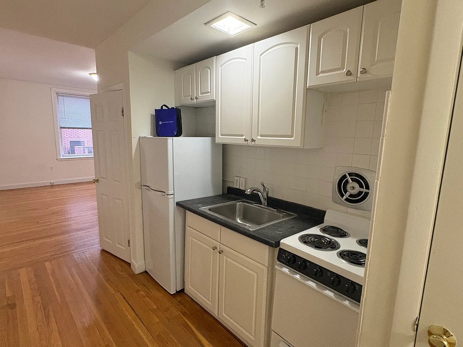 Studio, 400 sqft, $2,300 — Photo 1