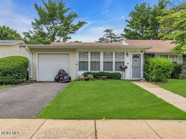 140A Sunflower Drive, Lakewood, NJ 08701