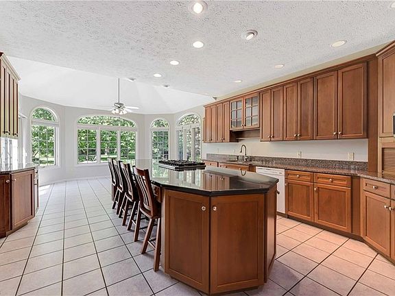 3rd image of 3028 Forest Lake Dr