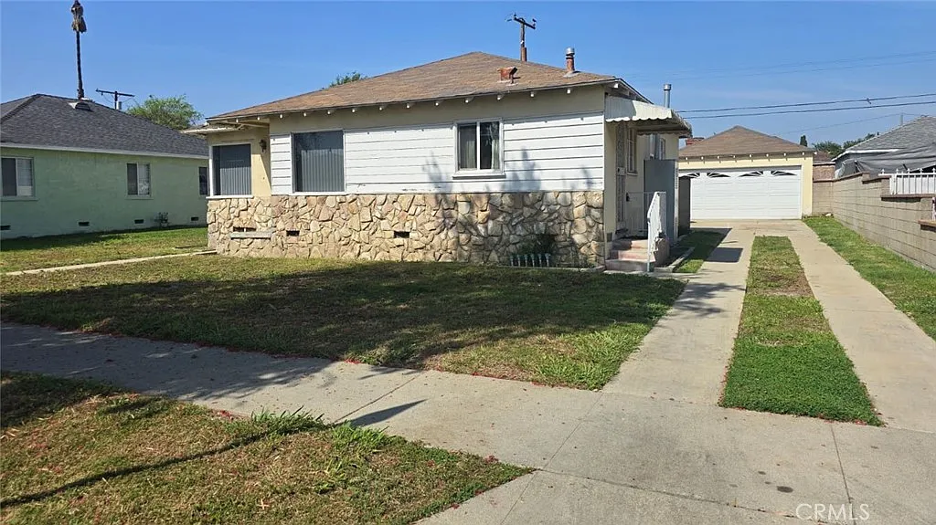 1613 E Ezmirlian St photo 1