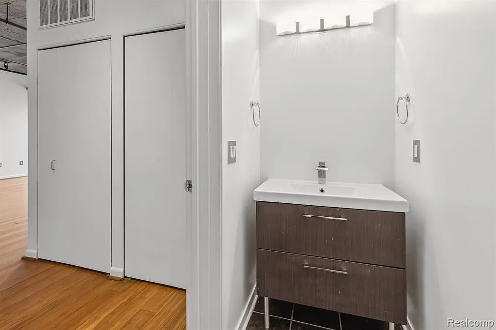 1 bed, 1.5 bath, 906 sqft, $3,200 — Photo 4