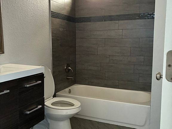 Main floor full bathroom