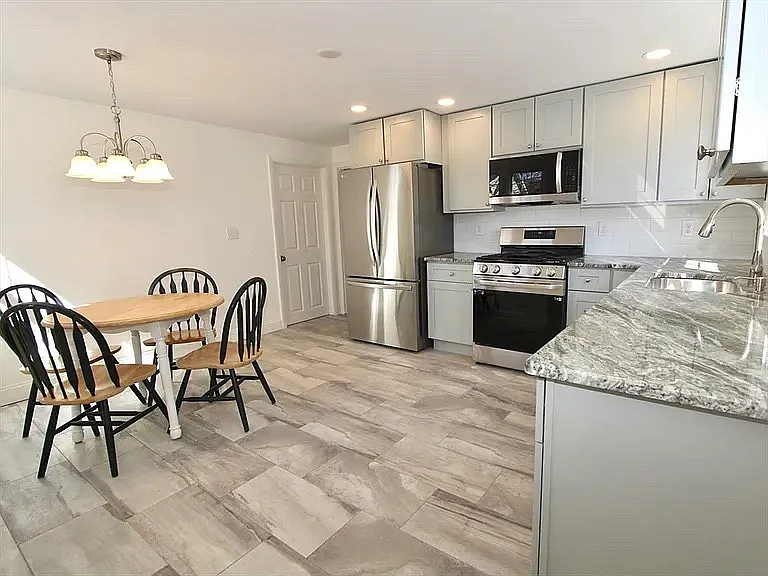 3 bed, 2015 sqft, $1,800 — Photo 4
