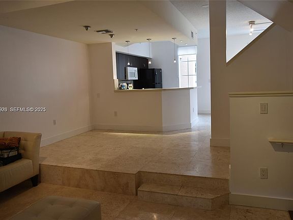 4th image of 2961 NE 185th St