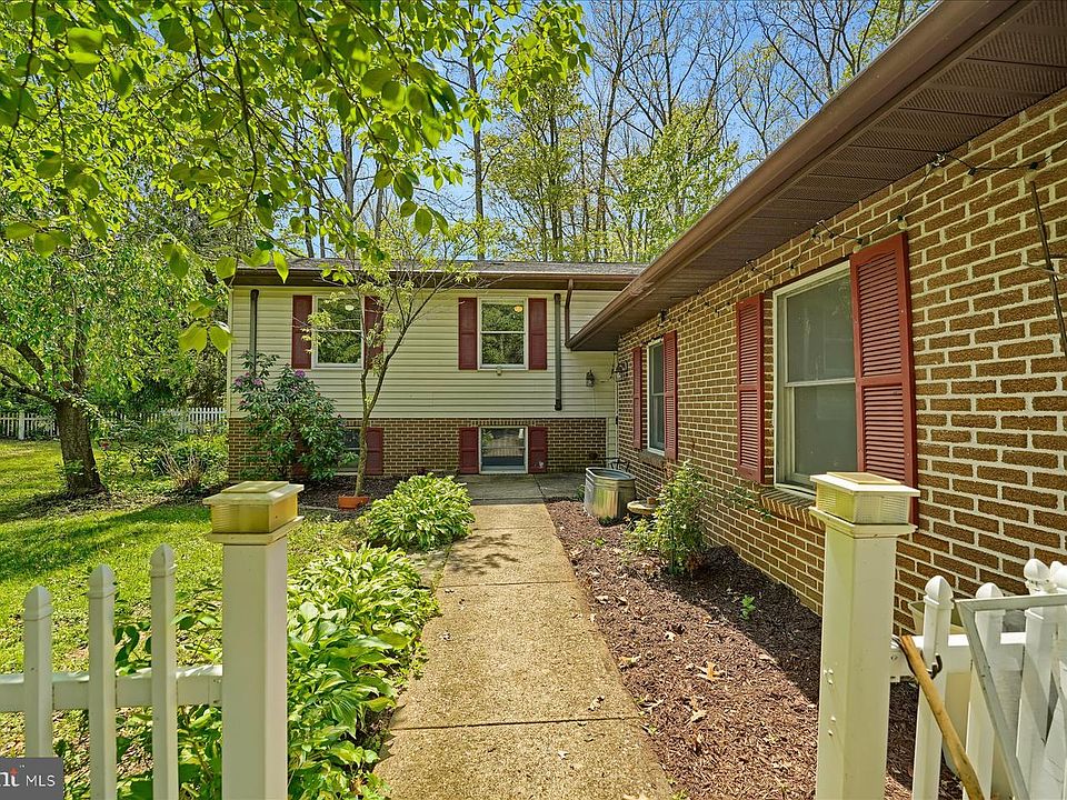 1st image of 202 Pickwick Ave