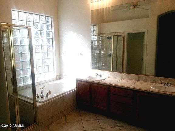 5th image of 833 W Raven Dr