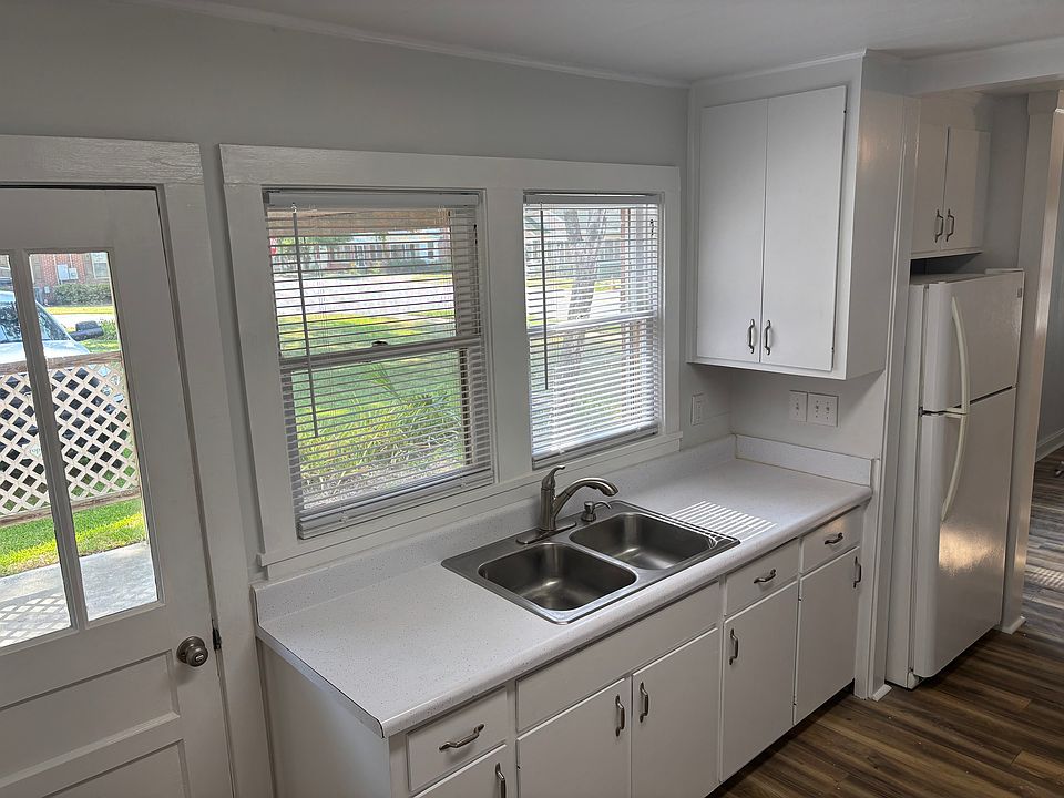 1st image of 107 E Main St #107B