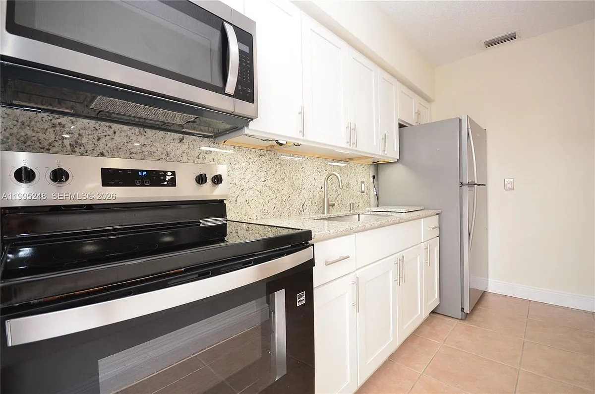 Building Photo - 2430 SW 16th St #1