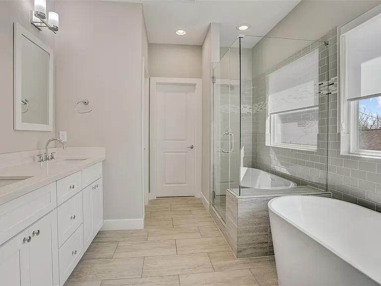 2413 Chapman St — Photo 10
