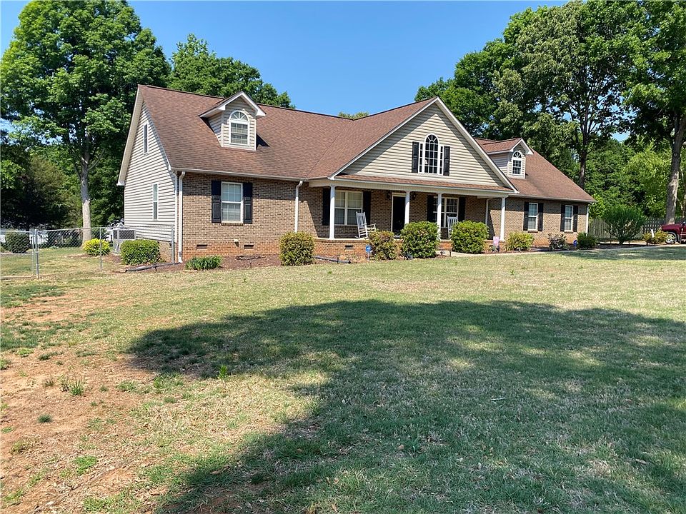 1st image of 109 Whispering Pines Dr