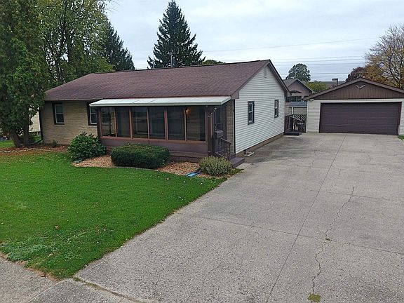 3rd image of 1607 Tamarack Ln