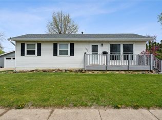 1056 Eisenhower Rd, Hiawatha, IA 52233