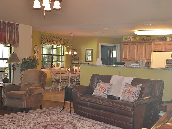 4th image of 121 Holly Hill Dr