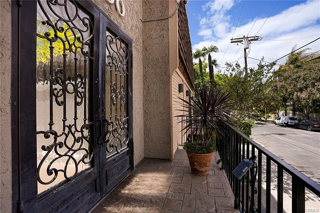 2 bed, 2.5 bath, 1232 sqft, $2,800 — Photo 2