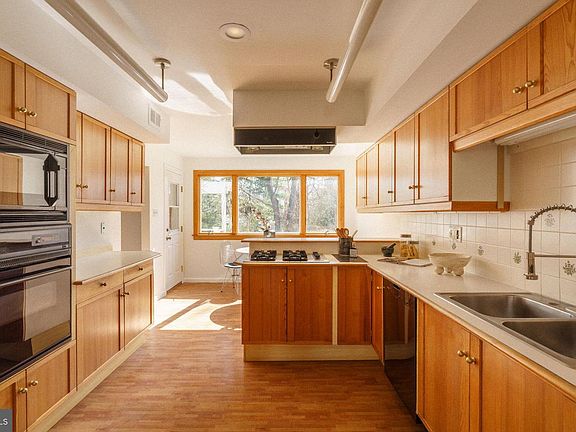 2nd image of 7913 Louise Ln