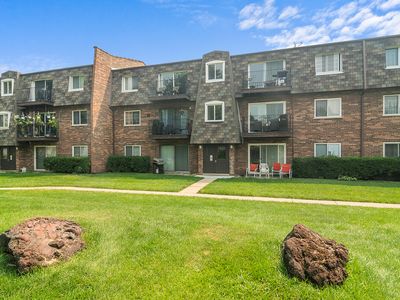 9390 Bay Colony Dr APT 3N, Des Plaines, IL, 60016