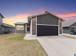 2209 S Ronsiek Ave, Sioux Falls, SD 57106
