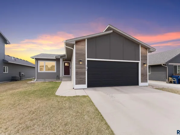 2209 S Ronsiek Ave, Sioux Falls, SD 57106