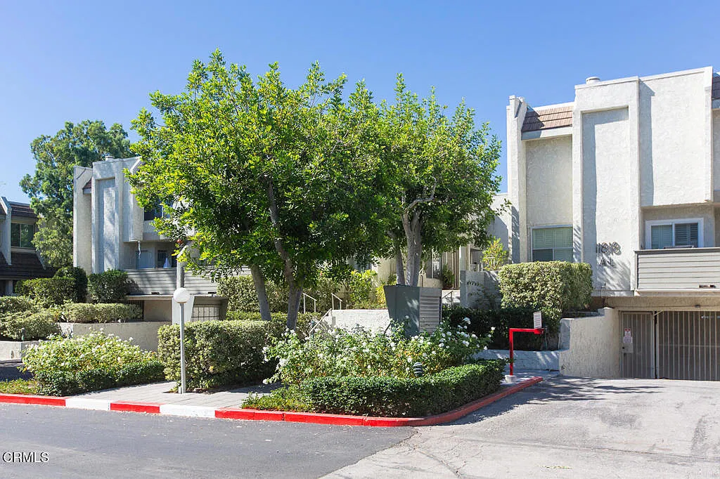 2 bed, 2.5 bath, 1249 sqft, $4,750 — Photo 2
