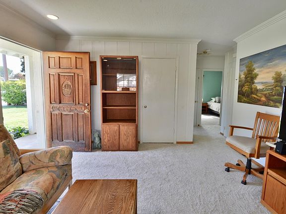 5th image of 15105 Esther Dr
