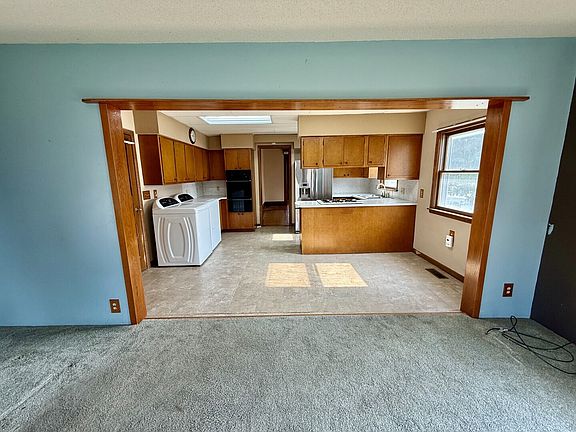 5th image of 721 Pleasant St