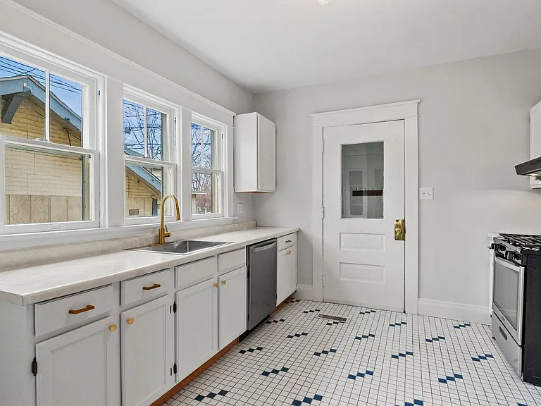 1213 W Jefferson Blvd — Photo 21