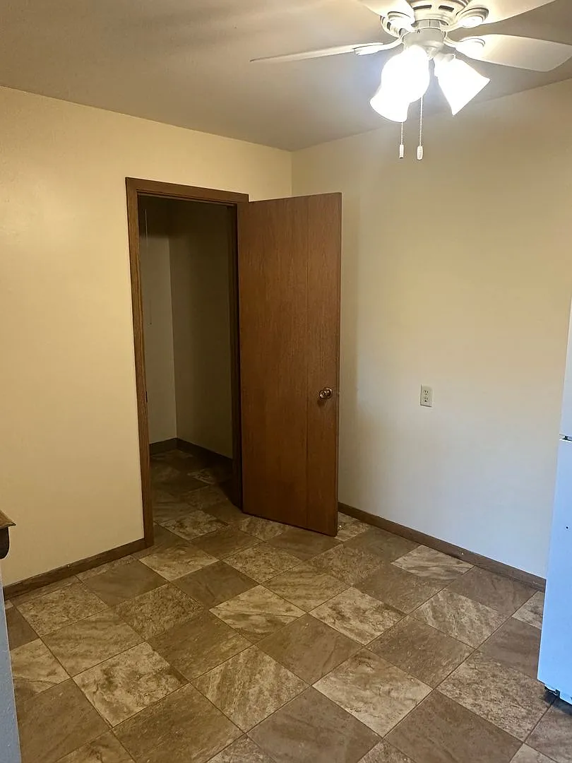 Forestview 2 Bedroom Upper Apartment — Photo 3