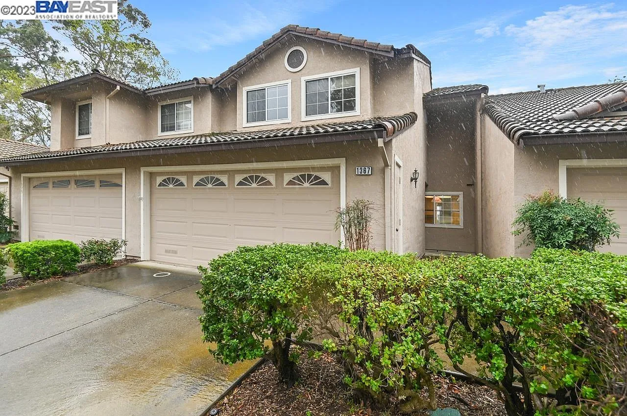 1367 Chateau Cmn photo 1