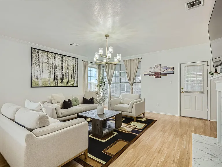 1016 Thackeray Ln — Photo 4