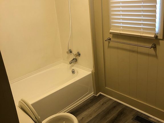 5th image of 406 E Marion St