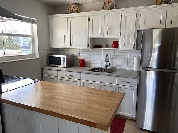 4th image of 7959 Crespi Blvd #2