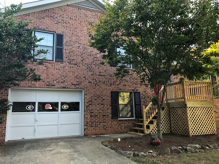 143 Stonybrook Ct — Photo 2