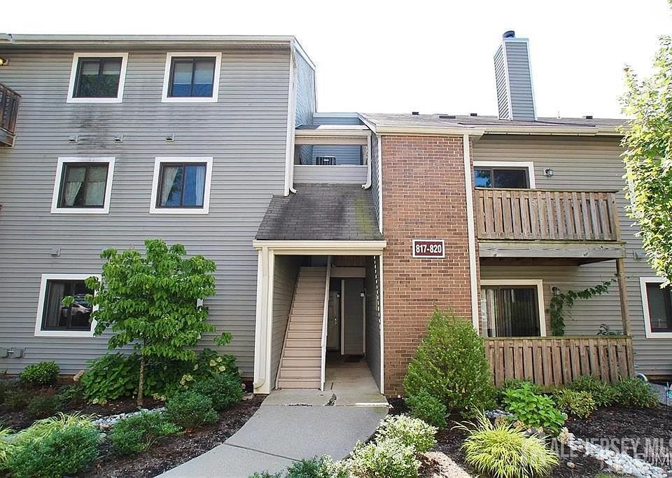 1st image of 818 Ravens Crest Dr