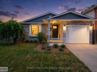 30 Elderwood Dr, Saint Catharines, ON L2S 3E5